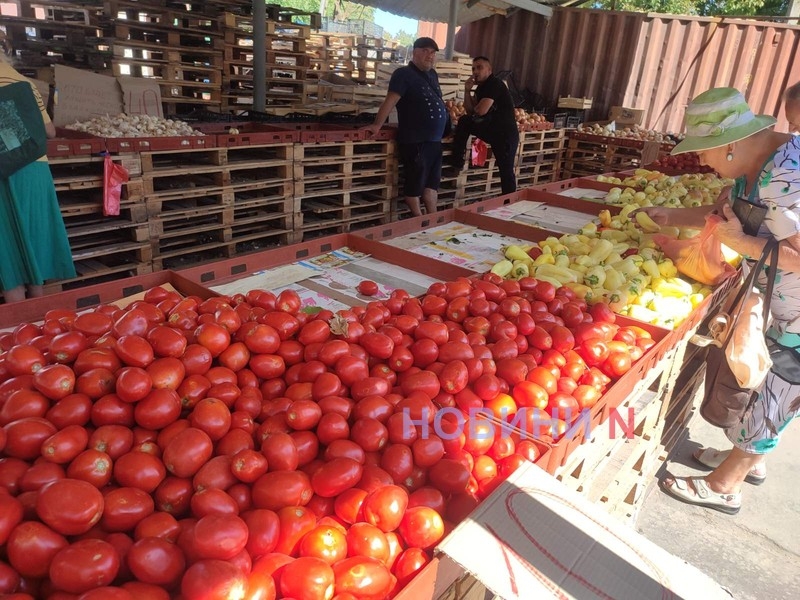 Пустые прилавки мясного павильона и разнообразие овощей: репортаж с рынка Николаева