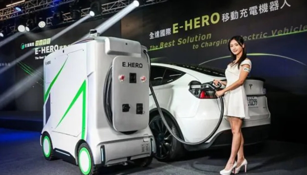 На Тайвані створили робота для підзарядки електромобілів