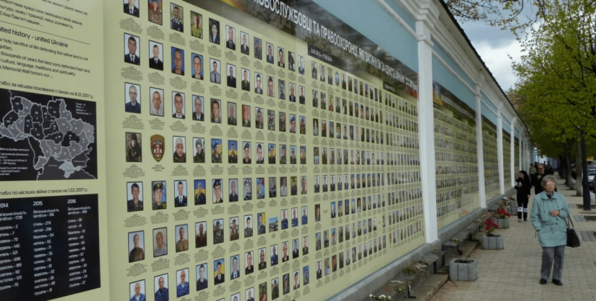Зі Стіни пам'яті у Києві почали зникати фото загиблих українських воїнів (відео)