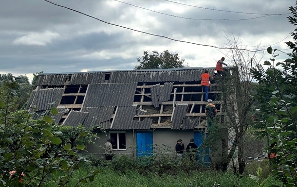 В Хмельницкой области обломки сбитого дрона повредили 12 домов и школу (фото)