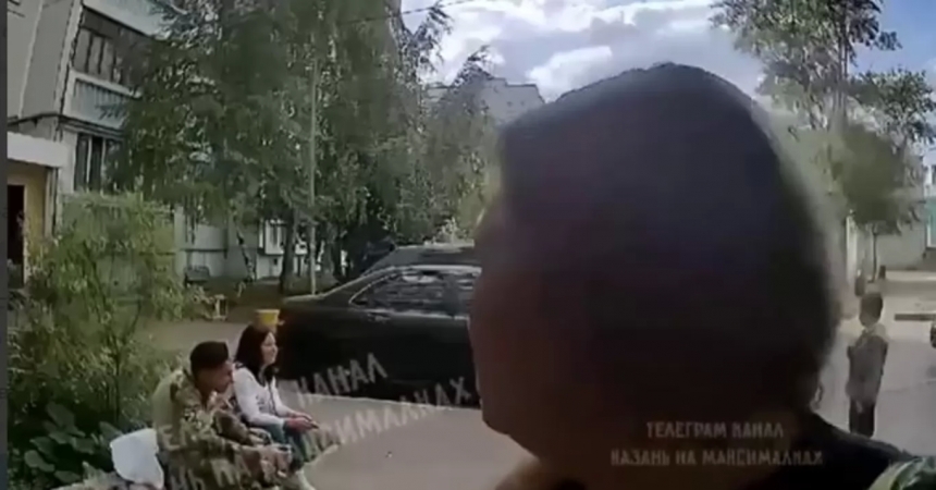 Российский военный подорвал гранату во дворе в Казани, чтобы «развлечь детей» (видео)