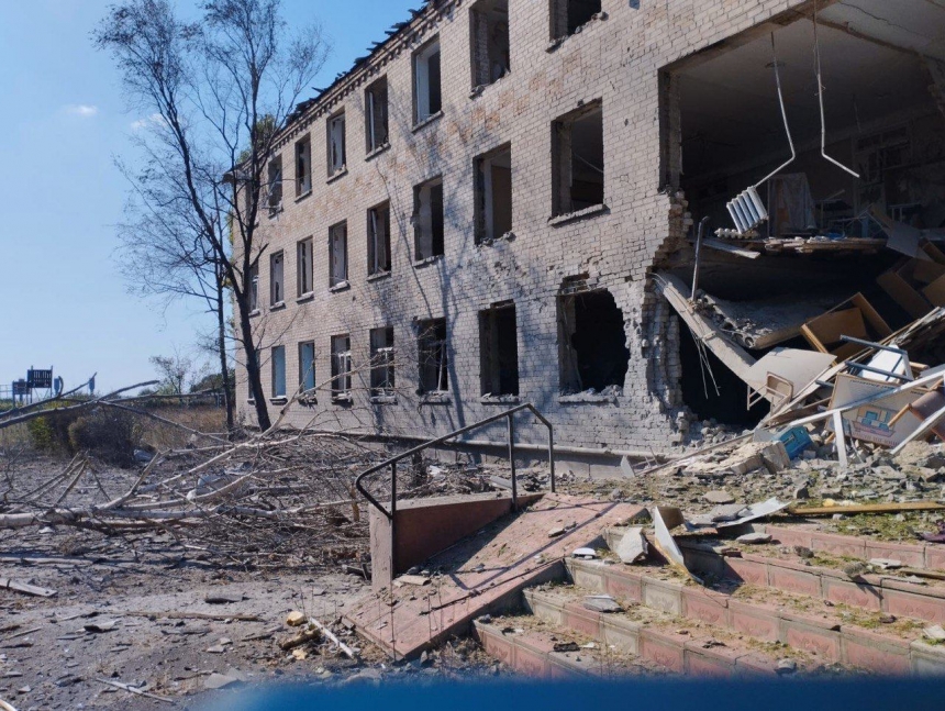 Оккупанты обстреляли многоэтажку в Бериславе Херсонской области - ранена женщина