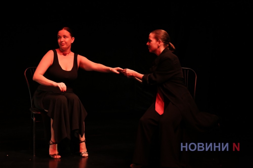Театральна постановка с элементами танго: абсурдная трагикомедия «Оркестр» (фоторепортаж)