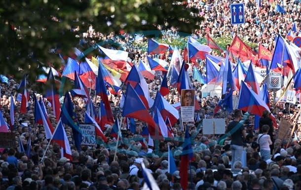 В Праге несколько тысяч человек вышли на антиправительственный протест - критиковали и помощь Украине