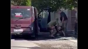 Во Львовской области работники ТЦК пытались затолкать парня в микроавтобус на остановке