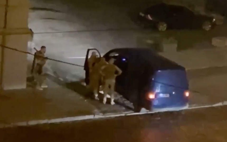 Во Львове представители ТЦК попытались затолкать парня в автомобиль: люди этому помешали (видео)