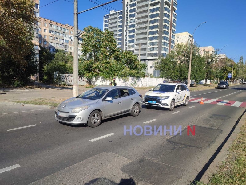 В центре Николаева «Рено» сбил женщину - пострадавшую увезла «скорая»