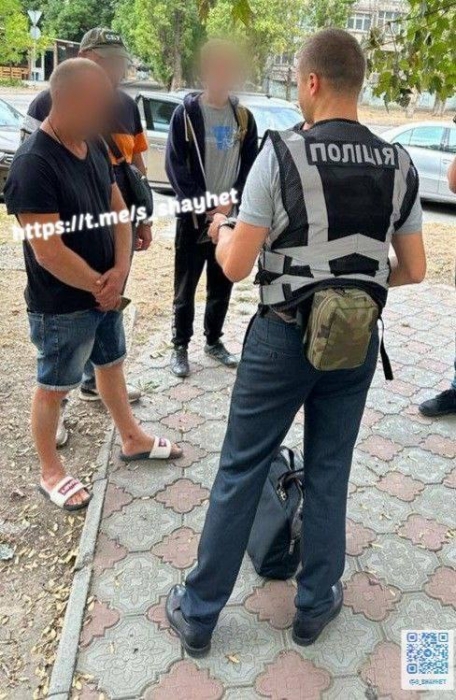 Миколаївські поліцейські зловили на хабарі військкома та його посередника