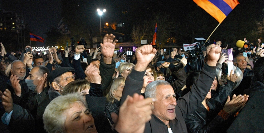 В Ереване протесты из-за Нагорного Карабаха: участники дерутся с полицией, 34 пострадавших (видео)