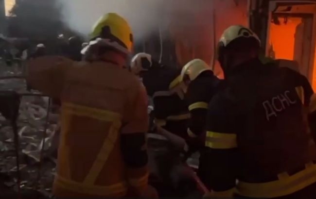 Удар по готелі у Черкасах: з-під завалів врятували людину (відео)