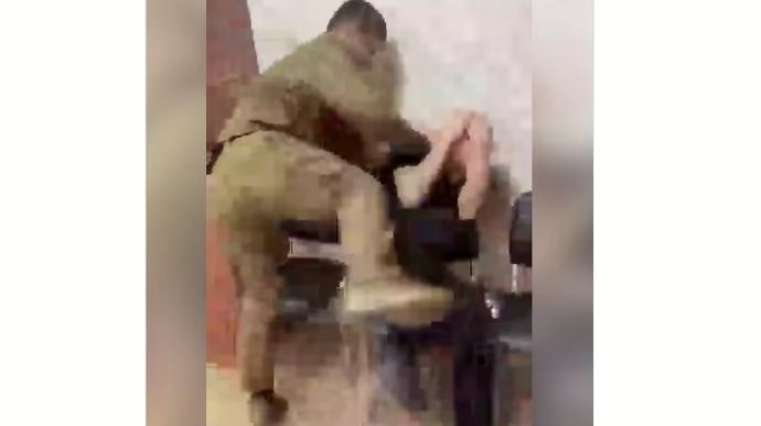 Кадыров опубликовал видео, как его сын избил мужчину, арестованного за сожжение Корана