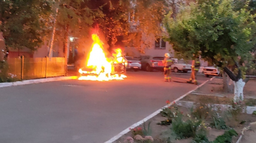 Во дворе николаевской многоэтажки сгорел автомобиль (фото)