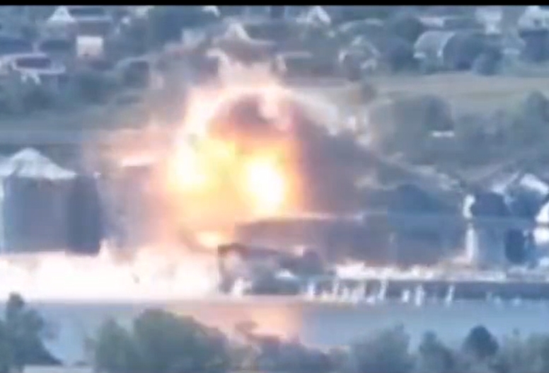 Россияне показали, как сбросили бомбы на зерновые терминалы «Нибулона» в Херсонской области (видео)