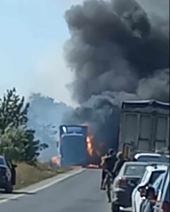 В районе Коблево загорелась фура (видео)