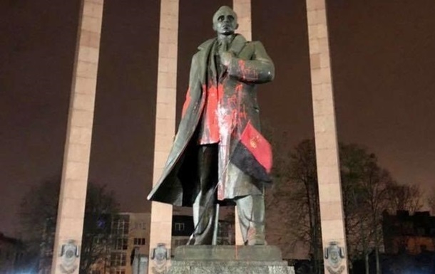 Надругательство над памятником Бандере: суд вынес приговор