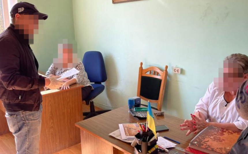 На Львовщине врач пыталась съесть взятку, которую требовала у военного