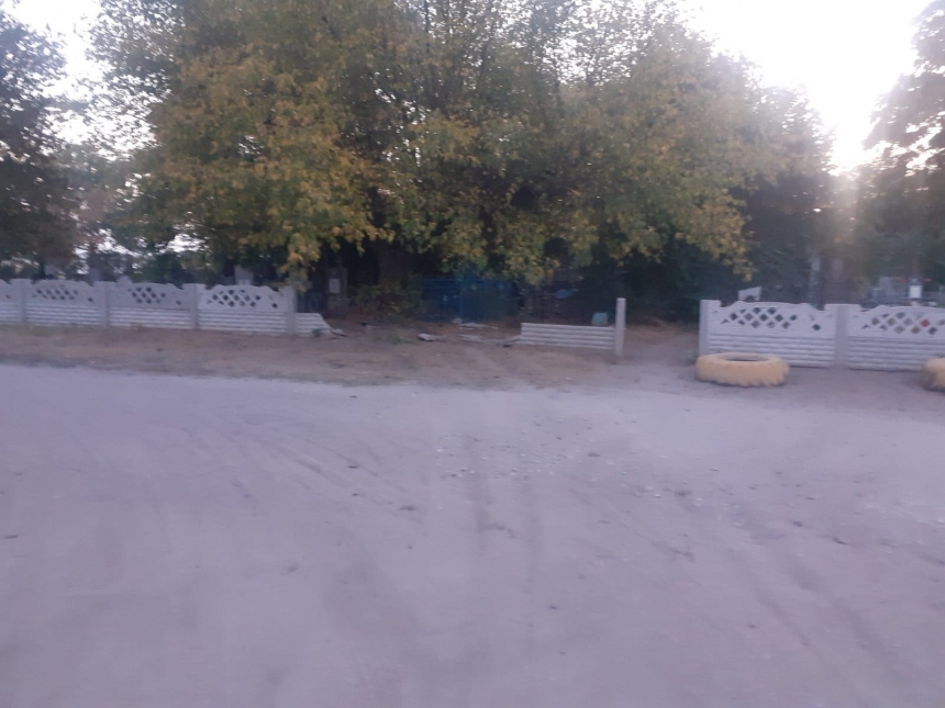 В селе под Николаевом неизвестные снесли ограду на кладбище (фото)