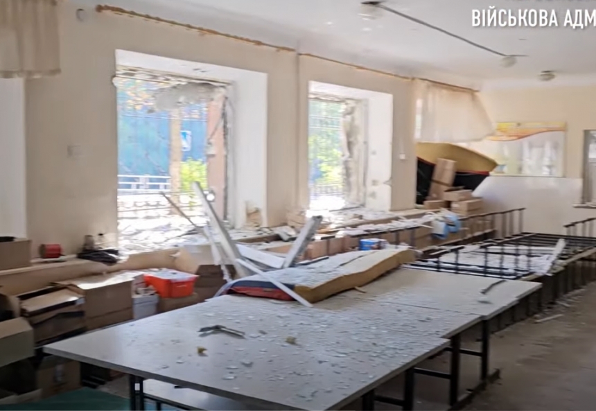 Росіяни вдарили по гімназії у Херсоні: відео наслідків