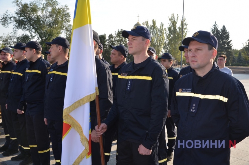 С военным оркестром и тремя большими флагами: в Николаеве отметили День защитников и защитниц (фото)