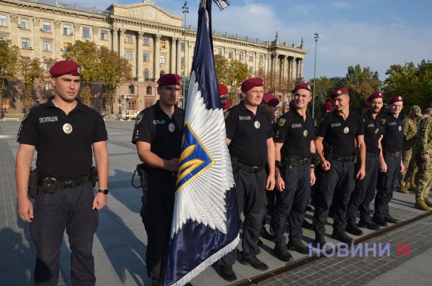 З військовим оркестром та трьома великими прапорами: у Миколаєві відзначили День захисників та захисниць