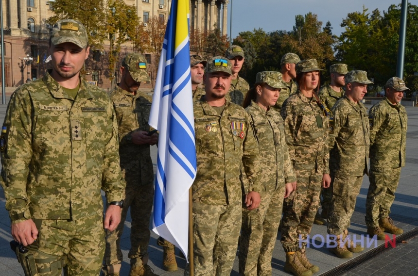 З військовим оркестром та трьома великими прапорами: у Миколаєві відзначили День захисників та захисниць