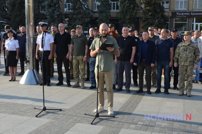 С военным оркестром и тремя большими флагами: в Николаеве отметили День защитников и защитниц (фото)