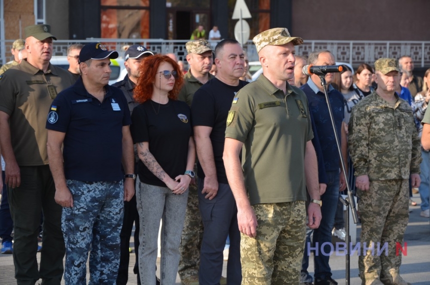 С военным оркестром и тремя большими флагами: в Николаеве отметили День защитников и защитниц (фото)