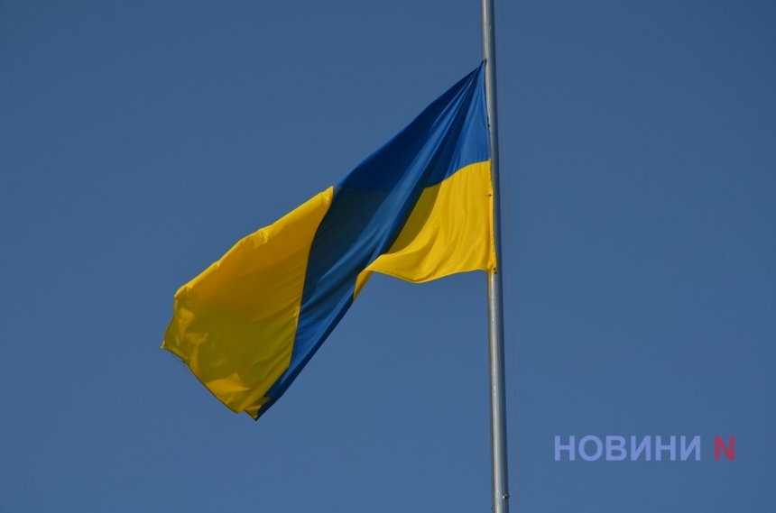 С военным оркестром и тремя большими флагами: в Николаеве отметили День защитников и защитниц (фото)