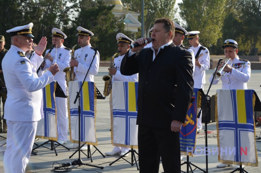 З військовим оркестром та трьома великими прапорами: у Миколаєві відзначили День захисників та захисниць