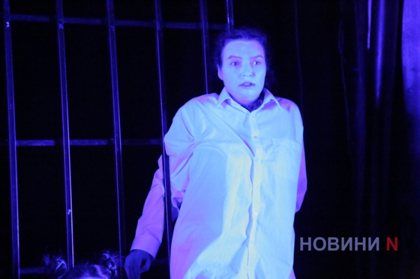«Безнадійні?» На сцене николаевского театра показали исповедь опустошенных душ (фоторепортаж)