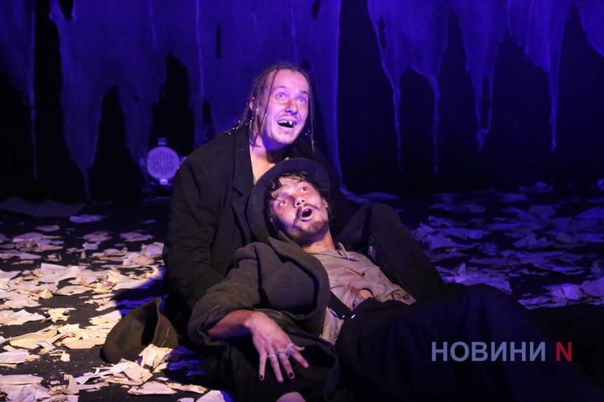 «Чекаючи на Годо»: у Миколаївському театрі показали абсурдний трагіфарс (фоторепортаж)