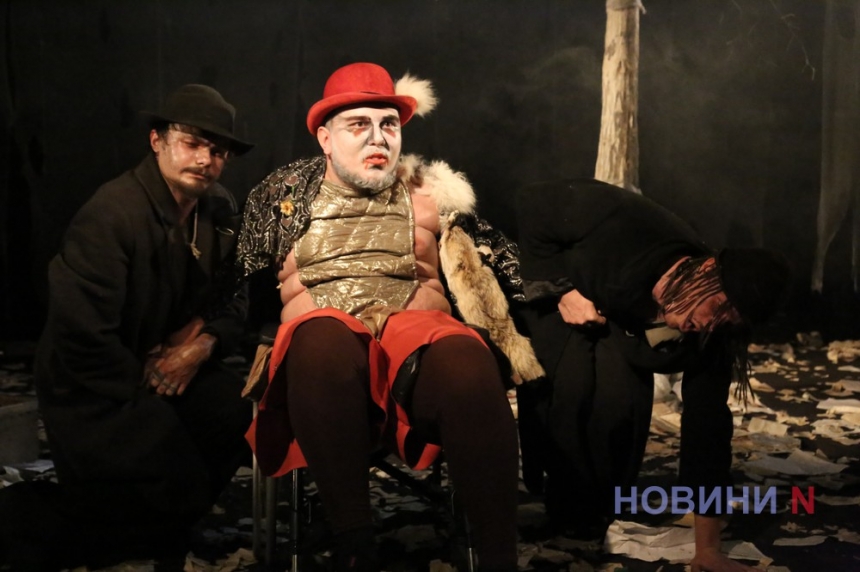 «Ожидая Годо»: в Николаевском театре показали абсурдный трагифарс (фоторепортаж)