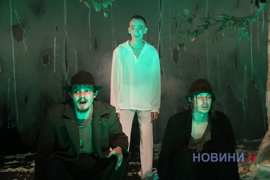 «Чекаючи на Годо»: у Миколаївському театрі показали абсурдний трагіфарс (фоторепортаж)