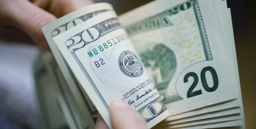 НБУ опустил официальный курс гривни к доллару сильнее, чем раньше