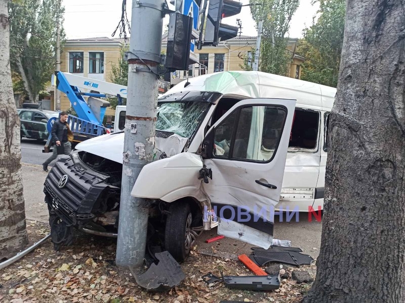 В центре Николаева столкнулись два микроавтобуса: пострадали 8 человек (видео)