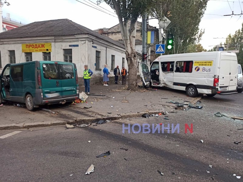 В центре Николаева столкнулись два микроавтобуса: пострадали 8 человек (видео)