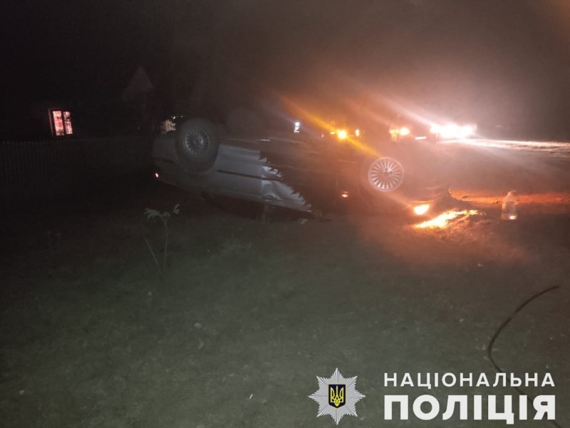На Миколаївщині «БМВ» з'їхав з дороги та перекинувся: водій загинув на місці