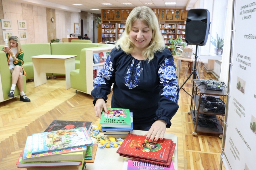 Николаев получил 35 кг книг из Луцка: их передадут разрушенной библиотеке