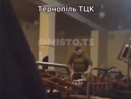 З'явилося відео побиття мобілізованих у ТЦК Тернополя: у ГБР відреагували