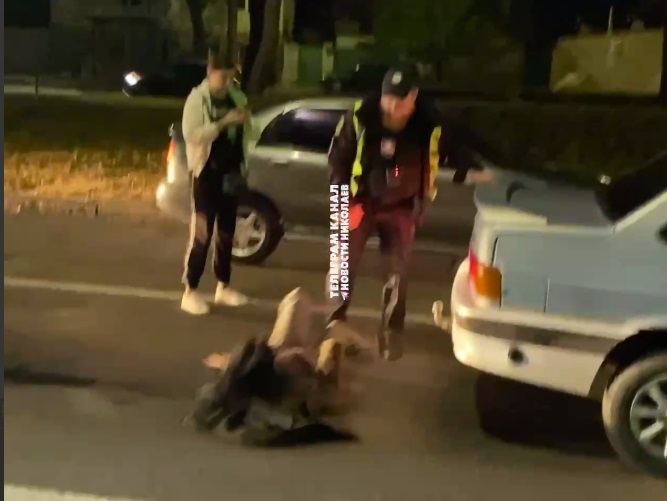 Падала та піднімалася: у Миколаєві пасажирка намагалася захистити водія від покарання за п'яну їзду (відео)