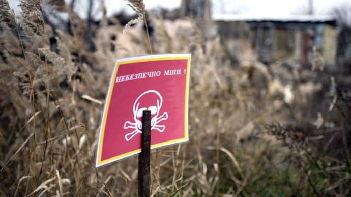 Зеленський заявив, що третина території України забруднена мінами та снарядами