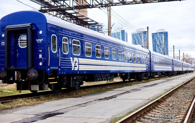 У Херсоні через обстріл пошкоджено поїзд Херсон — Київ, залізничний вокзал знеструмлено