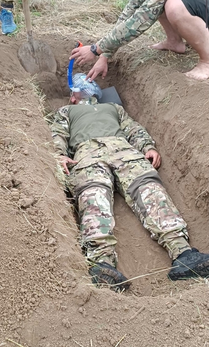Приймають смерть: спецназівці ГУР на тренуваннях закопують себе живцем у могили (фото)
