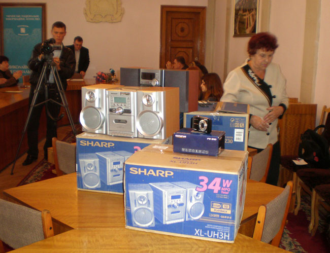 За активный сбор макулатуры николаевские власти вручили активистам музыкальные центры и цифровые фотоаппараты