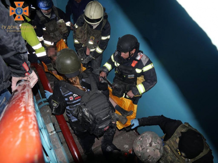 У Запоріжжі з-під завалів багатоповерхівки врятували людину (відео)