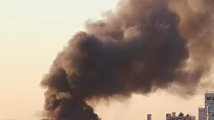 У Миколаєві пролунало три потужні вибухи – оголошено повітряну тривогу