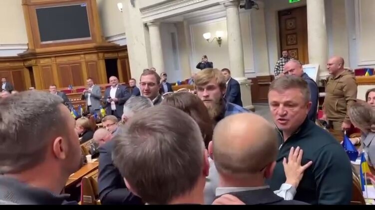 «Ти розколюєш Україну! Я її сколюю 30 років!»: у Раді ледь не побилися два депутати (відео)