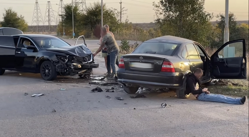 На Миколаївщині п'яний водій «Опеля» не пропустив «Нісан» - постраждав пасажир (відео)