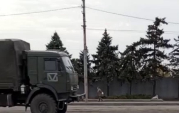З Донецької області виїхали великі колони техніки РФ (відео)