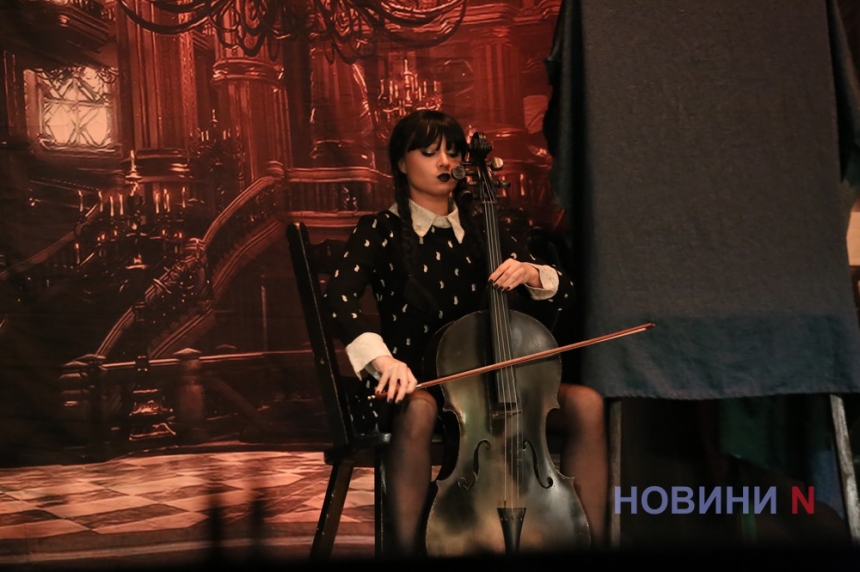 Макабричний саспенс: вистава «Венздей» на сцені Миколаївського театру (фоторепортаж)